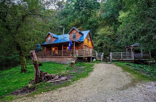 De Soto Cabin | Secluded Log Cabin with Hot Tub - Near Mississippi River