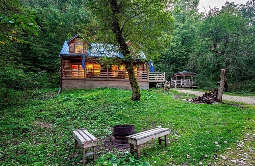 De Soto Cabin | Secluded Log Cabin with Hot Tub - Near Mississippi River