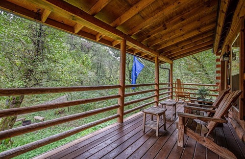 De Soto Cabin | Secluded Log Cabin with Hot Tub - Near Mississippi River
