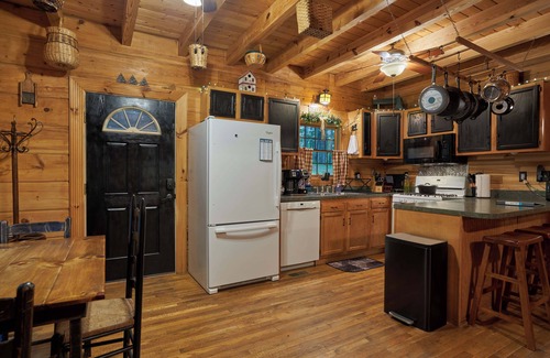 Cass Cabin | Secluded Log Home on 11 Forested Acres🌲 Jacuzzi🔥 Fire Pit🔥 Wood Stove🔥