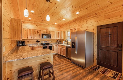 Bryson City Cabin | Secluded Luxury Cabin - Mountain Views, Fire Pit, Great Location! Sleeps 8.