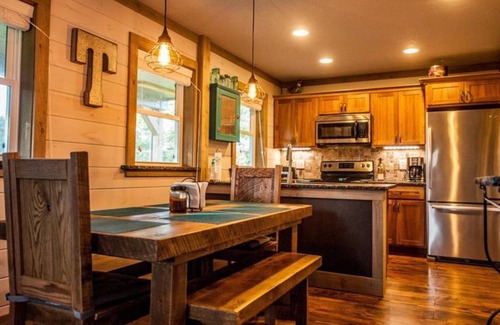 Kimbolton House | Secluded luxury cabin minutes from Salt Fork