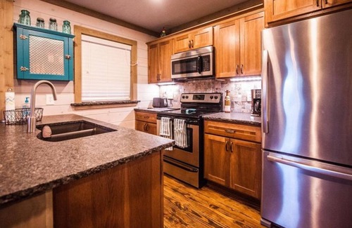 Kimbolton House | Secluded luxury cabin minutes from Salt Fork