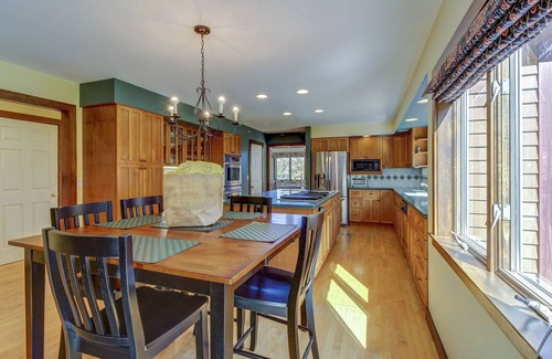 Brownsville House | Secluded Luxury Home on Huge Property with Mountain Views - Near Slopes