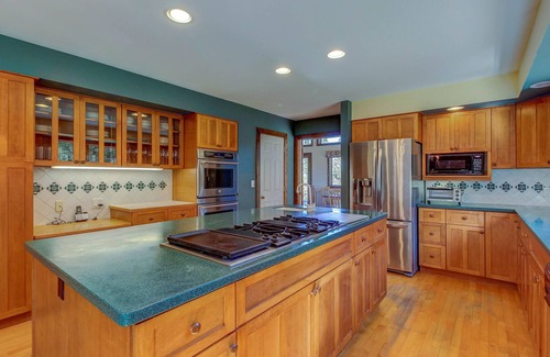 Brownsville House | Secluded Luxury Home on Huge Property with Mountain Views - Near Slopes