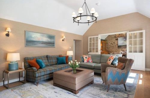Selkirk House | Secluded Luxury Off-Grid Hideaway with Apartment