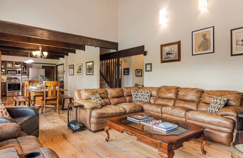 McMinnville House | Secluded Luxury Stay with Mountain Views, Gardens & Fire Pit