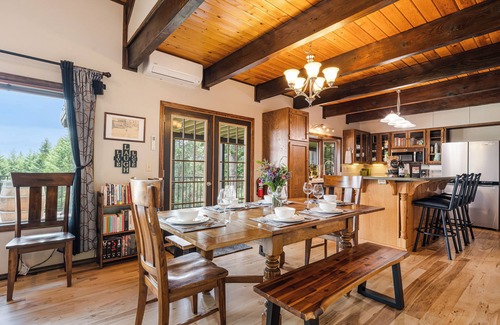 McMinnville House | Secluded Luxury Stay with Mountain Views, Gardens & Fire Pit