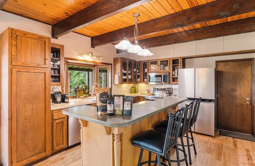 McMinnville House | Secluded Luxury Stay with Mountain Views, Gardens & Fire Pit