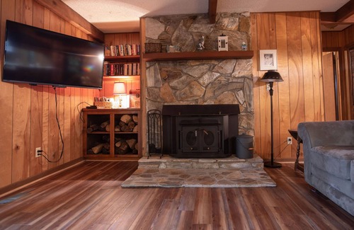 Wolf Laurel House | Secluded Mountain Retreat in Forest 40 mins north of Asheville - AT Nearby!