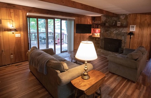 Wolf Laurel House | Secluded Mountain Retreat in Forest 40 mins north of Asheville - AT Nearby!