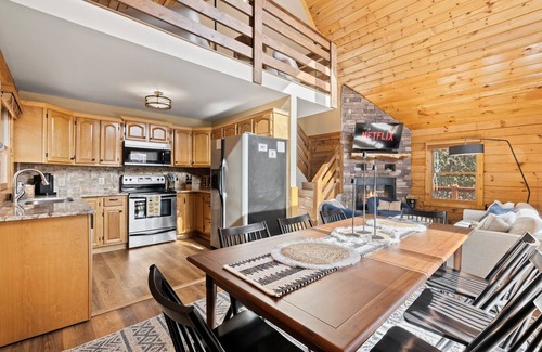 Maggie Valley Cabin | Secluded Mountain Retreat perfect for nature lovers,Hot Tub, 20 mins from skiing