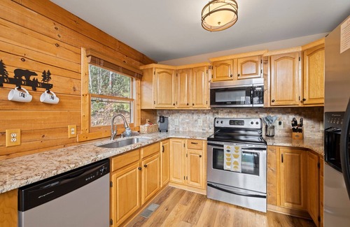 Maggie Valley Cabin | Secluded Mountain Retreat perfect for nature lovers,Hot Tub, 20 mins from skiing