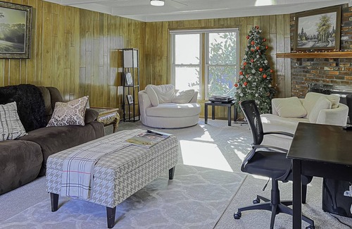 Overland Park House | SECLUDED NEWLY RENOVATED CONTEMPORARY HOUSE-1Gig Wifi/SAUNA/Circle Drwy/WshrDryr