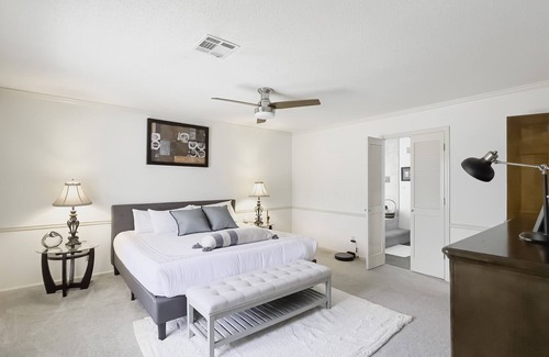 Overland Park House | SECLUDED NEWLY RENOVATED CONTEMPORARY HOUSE-1Gig Wifi/SAUNA/Circle Drwy/WshrDryr