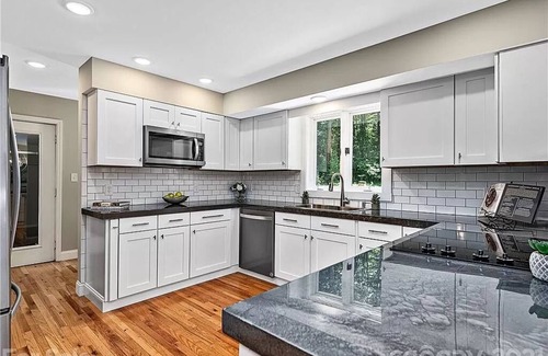 Fairview House | Secluded Oasis in Asheville! Game Room, Movie Theater, and Hot Tub * 20 min to Biltmore!