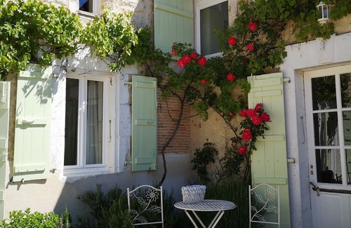 Salles-Lavalette House | Secluded, pet friendly, luxurious 3 bedroom house, 11 x 5m swimming pool