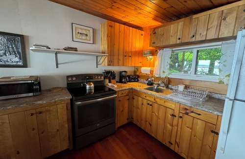 South Hero Cottage | Secluded & Private Lakefront Cottage–Awesome Views–Peace & Quiet