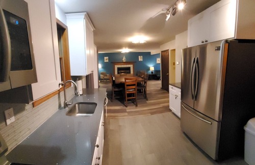 Jonas House | Secluded, Private Pool. Steam/Sauna. Hot Tub. WiFi. Pool Table