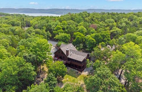 Lampe House | Secluded-Pvt Hot Tub-Free Daily Tickets-Walk to Table Rock Lake
