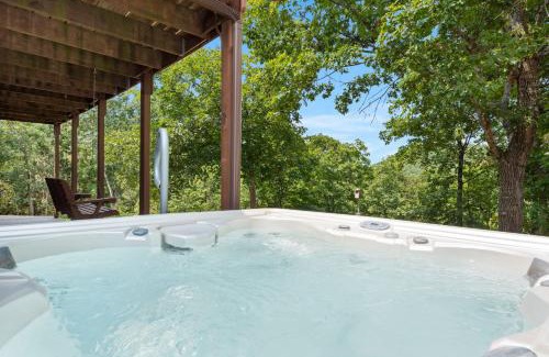 Lampe House | Secluded-Pvt Hot Tub-Free Daily Tickets-Walk to Table Rock Lake