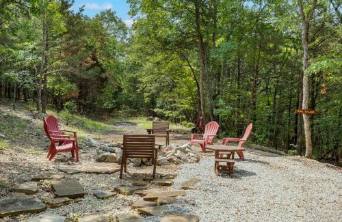 Lampe House | Secluded-Pvt Hot Tub-Free Daily Tickets-Walk to Table Rock Lake