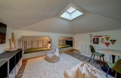 The Woods House | Secluded Retreat w Hot Tub, FirePit & Pool Access