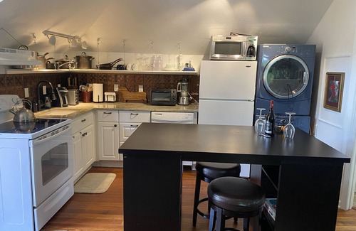 Central Hyde Park Apartment | Secluded Romantic Carriage House - pets welcome!