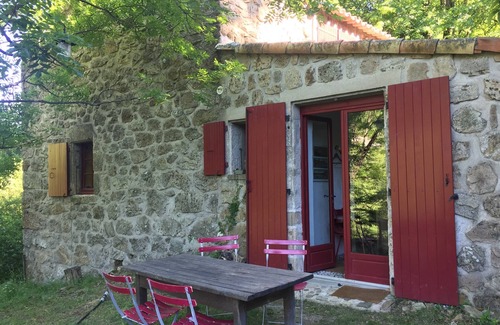 Juvinas House | Secluded stone house on the banks of a stream with swimming pool