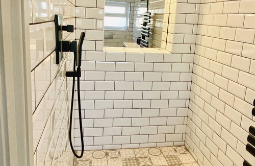 Pill House | Secluded Studio Apartment with Gated Private Parking, Abbots Leigh