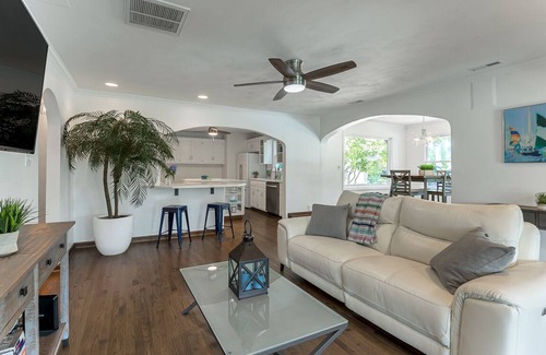 Northeast Virginia Beach Cottage | Secluded, stunning 🌊water views 1 mi from beach🏝️☀️