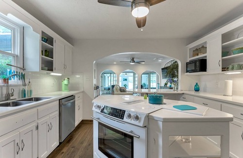 Northeast Virginia Beach Cottage | Secluded, stunning 🌊water views 1 mi from beach🏝️☀️