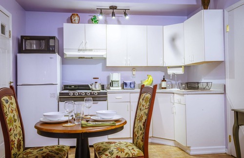 Alden Manor Apartment | Secluded, Sunny Studio. Fully Private: entrance, bath, bedroom, kitchen & Patio