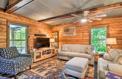 Kimberling City House | Secluded Table Rock LakeandBranson Cabin with Hot Tub!
