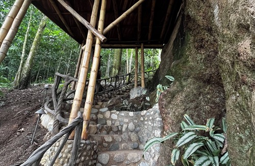 Dominical Cabin | Secluded Treehouse with Ocean Breezes 1 Bedroom 1 Bath Romantic hideaway