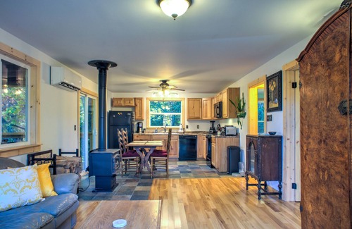 Fairview House | Secluded Treehouse w/Hot Tub + Biltmore Pass | Pet-Friendly Forest Escape