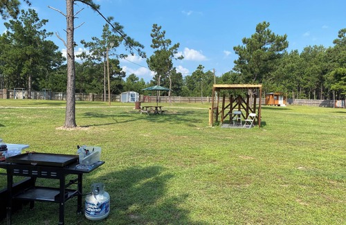 Smith County Cabin | Secluded & unique , off grid kitchenettes private getaway in the country.