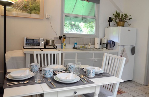 Venice Canals Apartment | Secluded Venice Beach Garden Bungalow