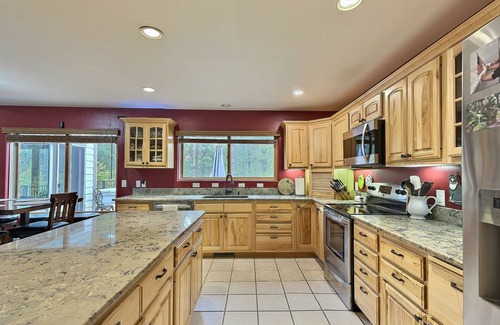Spearfish House | Secluded Wildlife Haven close to Spearfish and Deadwood with Hot Tub and Garage.