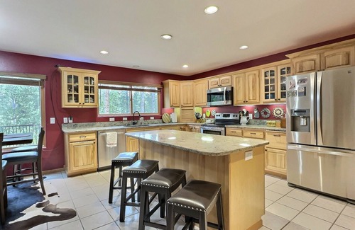 Spearfish House | Secluded Wildlife Haven close to Spearfish and Deadwood with Hot Tub and Garage.