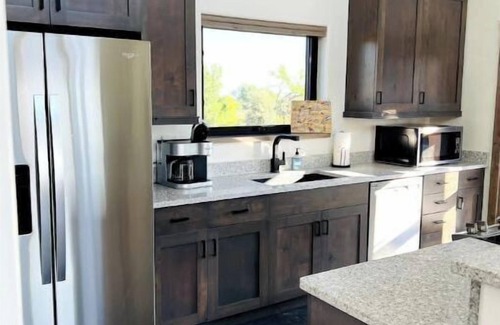 Montrose County House | Secluded Winiarski Cabin on Vineyard with Hot Tub