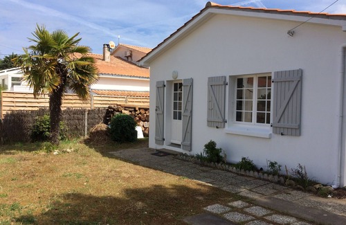 La Tranche-sur-Mer House | Secluded with loads of privacy, 6-minute walk to beach up to 6 people,