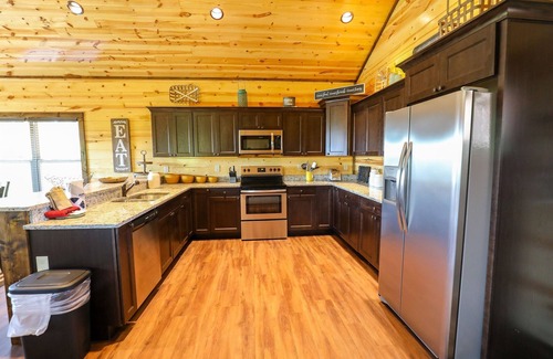 Gatlinburg - Pigeon Forge Cabin | SECLUSION on 1.5 acres! 3 KING Bedroom, August SALE! Minutes to DOLLYWOOD