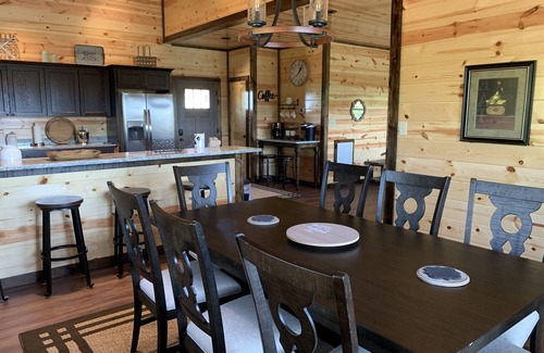 Gatlinburg - Pigeon Forge Cabin | SECLUSION on 1.5 acres! 3 KING Bedroom, August SALE! Minutes to DOLLYWOOD