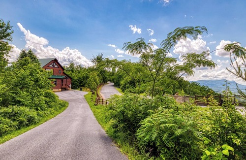 Gatlinburg - Pigeon Forge Cabin | SECLUSION on 1.5 acres! 3 KING Bedroom, August SALE! Minutes to DOLLYWOOD