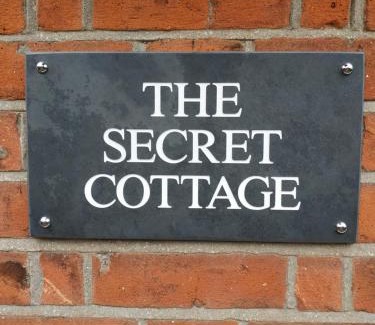 Wivenhoe House | Secret Cottage, Wivenhoe - Charming, Cosy, Convenient & Quiet, 2 x Double Bed Period Cottage PLUS Patio - 6 min walk train, 2 min walk High Street Pubs, Restaurants, Shops