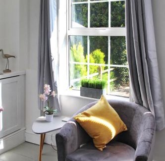 Wivenhoe House | Secret Cottage, Wivenhoe - Charming, Cosy, Convenient & Quiet, 2 x Double Bed Period Cottage PLUS Patio - 6 min walk train, 2 min walk High Street Pubs, Restaurants, Shops