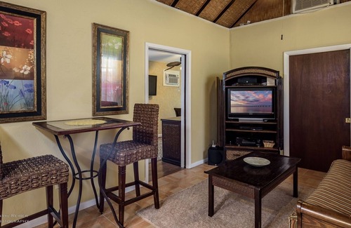 Downtown Cottage | Secret Courtyard-2 bedroom 2 bath just steps off Duval street.