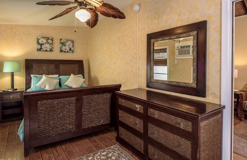 Downtown Cottage | Secret Courtyard-2 bedroom 2 bath just steps off Duval street.