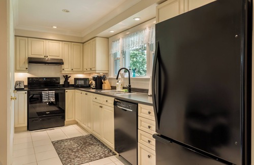 Historic Old Town House | Secret Garden Cottage in Old Town Niagara-on-the-Lake